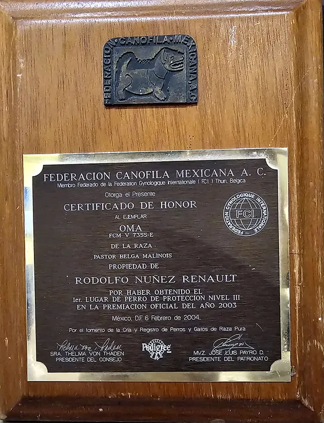 Placa de la Federación Canófila Mexicana: certificado de honor a Oma, propiedad de Rodolfo Núñez Renault, por el primer lugar de Perro de Protección Nivel III en la premiación oficial del año 2003