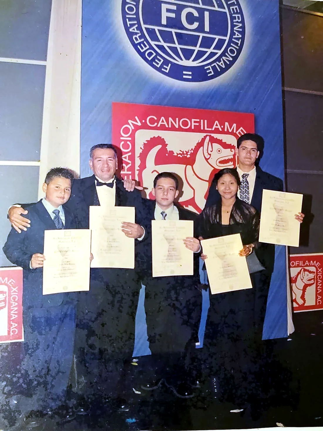 Rodolfo con jóvenes que recibieron sus diplomas en una premiación de la Federación Canófila Mexicana.