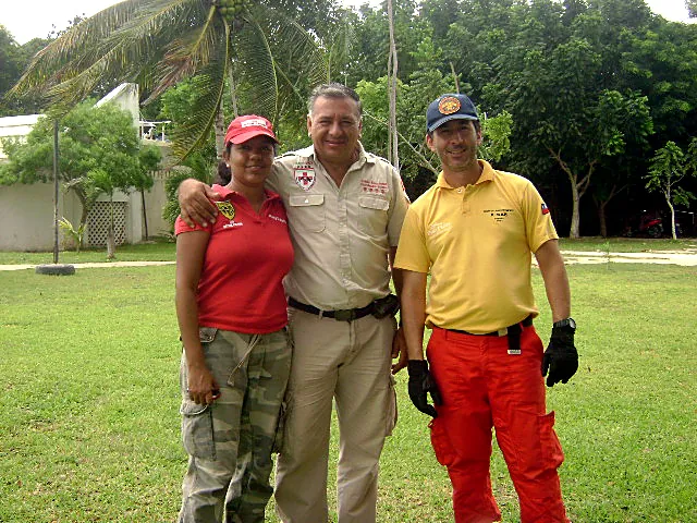 Rodolfo con rescatistas durante una jornada de entrenamiento.