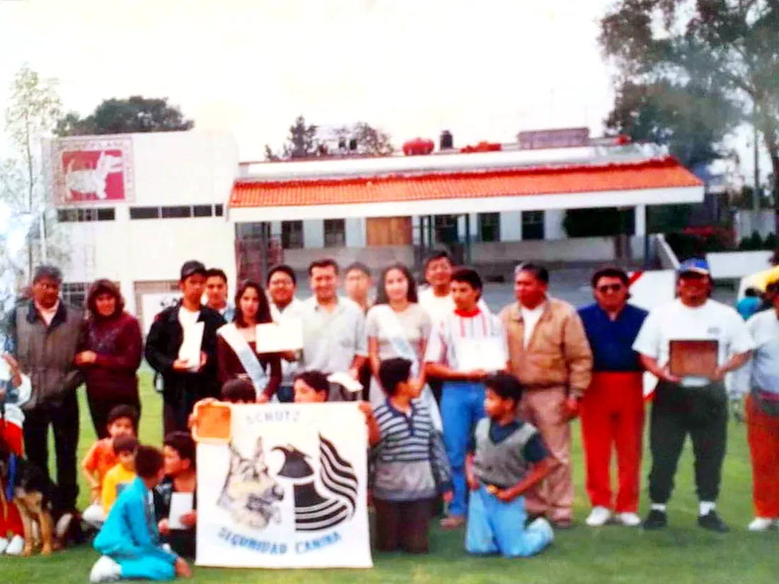 Students and dogs of Schutz Protección Canina in its early years